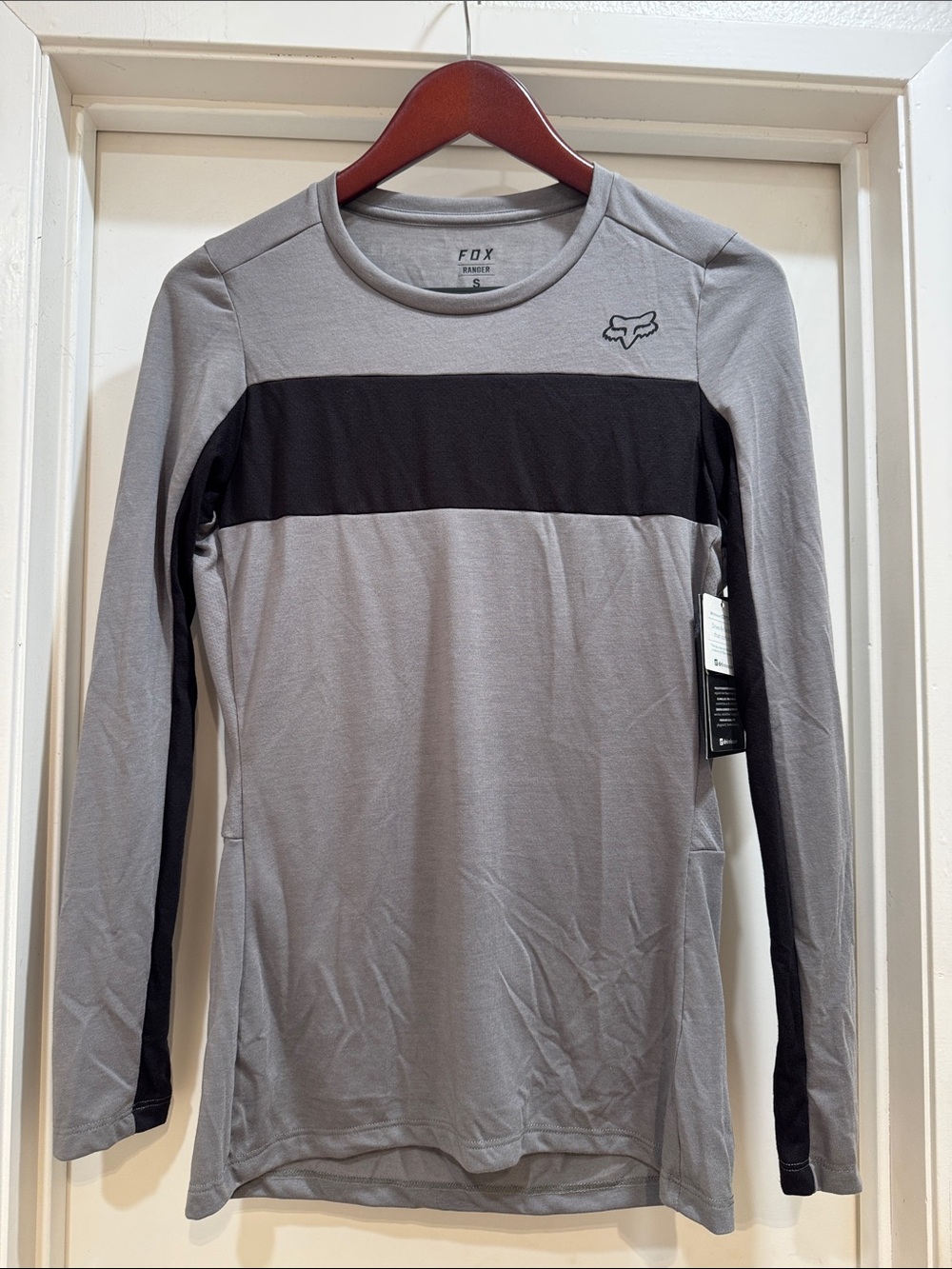 Fox Women’s Long Sleeve Grey and Black Athletic Tee
